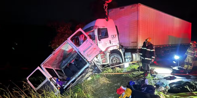 Batida entre carreta e van deixa nove pessoas mortas na BR-251 em Minas Gerais