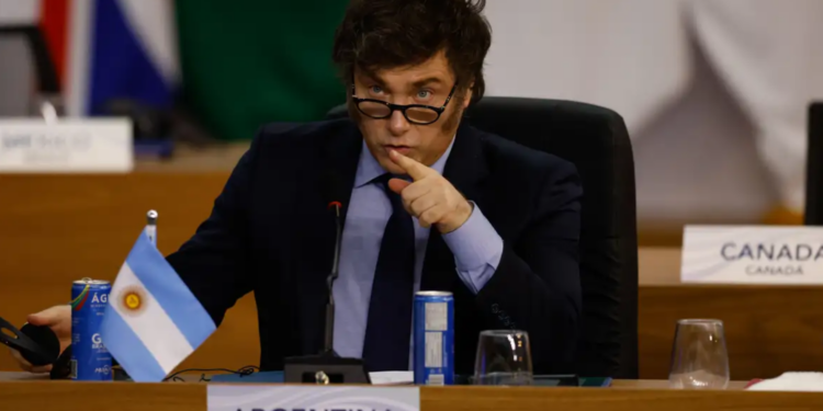 Milei restringe imigração e permanência de estrangeiros na Argentina