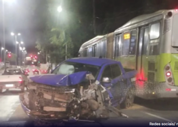 Caminhonete bate em poste e atravessa pista da Av. Antônio Carlos, na Pampulha