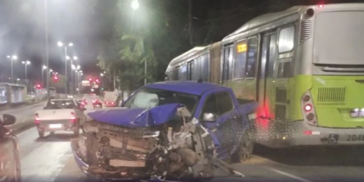 Caminhonete bate em poste e atravessa pista da Av. Antônio Carlos, na Pampulha