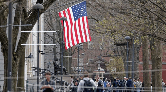 Donald Trump proíbe Universidade de Harvard de receber estudantes estrangeiros