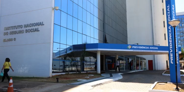 INSS: Justiça bloqueia R$ 2,8 bi de envolvidos em descontos ilegais