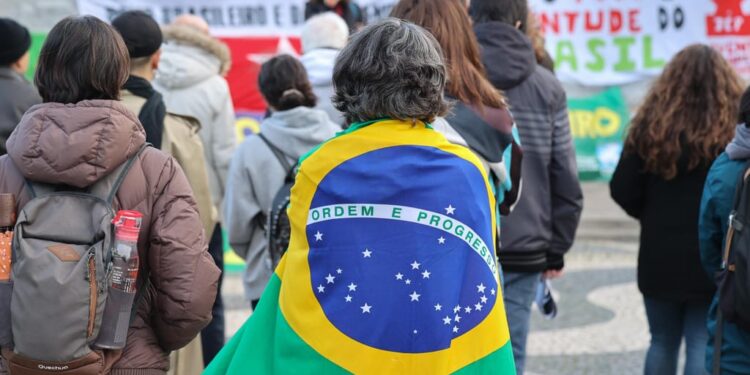 Fechou o cerco: Portugal acelera expulsões e 5.386 brasileiros estão na mira. “Têm que voltar para o Brasil.”