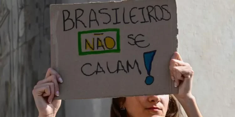 “Putita, vaca, volta pra sua terra”: brasileira sofre ataque xenofóbico no trabalho em Portugal