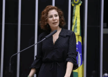 Alexandre de Moraes acaba de decretar prisão de deputada bolsonarista Carla Zambelli