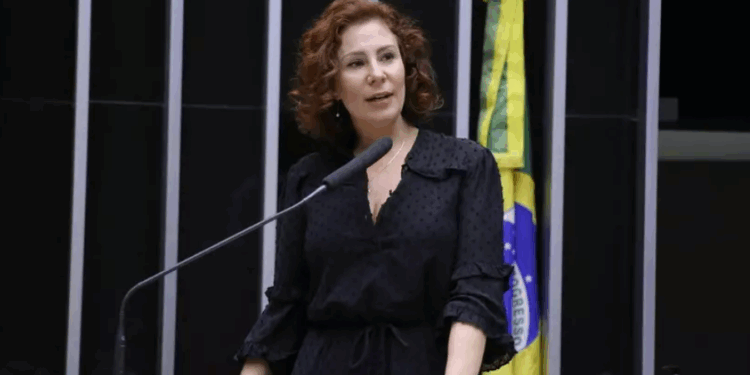 Alexandre de Moraes acaba de decretar prisão de deputada bolsonarista Carla Zambelli