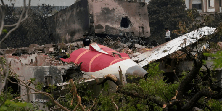 Avião cai na Índia: o que se sabe e o que falta esclarecer sobre o acidente