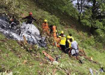 Helicóptero cai durante peregrinação no norte da Índia e deixa sete mortos