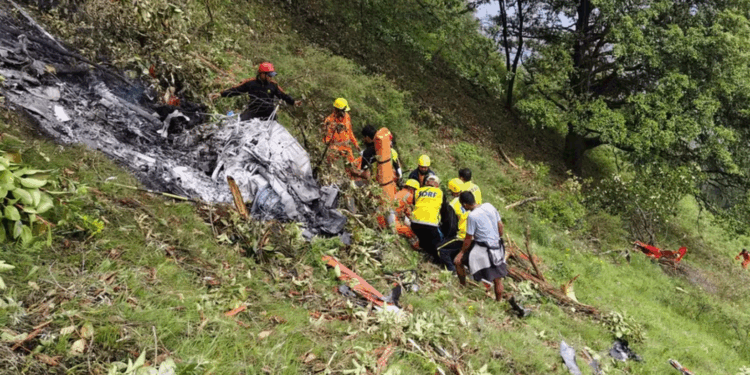 Helicóptero cai durante peregrinação no norte da Índia e deixa sete mortos