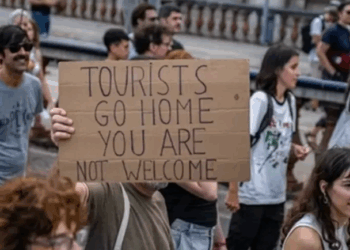 Turismo fora de controle: moradores de Portugal, Itália e Espanha saem às ruas em protesto