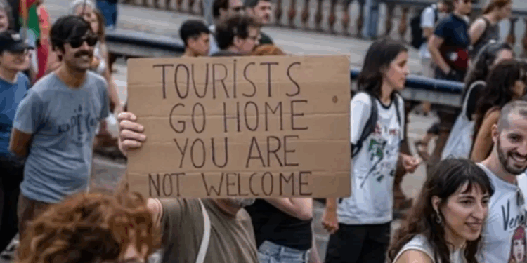 Turismo fora de controle: moradores de Portugal, Itália e Espanha saem às ruas em protesto