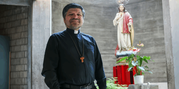 Primeiro padre brasileiro a assumir paróquia no coração de Lisboa promove igreja para todos