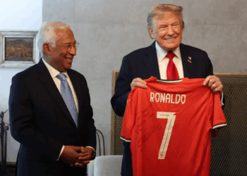 António Costa entrega camisa autografada por Cristiano Ronaldo a Donald Trump durante cúpula do G7