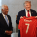 António Costa entrega camisa autografada por Cristiano Ronaldo a Donald Trump durante cúpula do G7