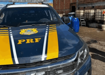 PRF descobre depósito clandestino com mais de 5 mil litros de combustível em MG