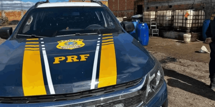 PRF descobre depósito clandestino com mais de 5 mil litros de combustível em MG