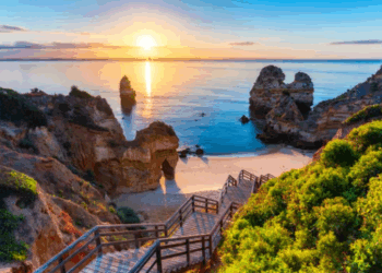 Verão começa em Portugal com dias quentes e enxurrada de turistas pelo país