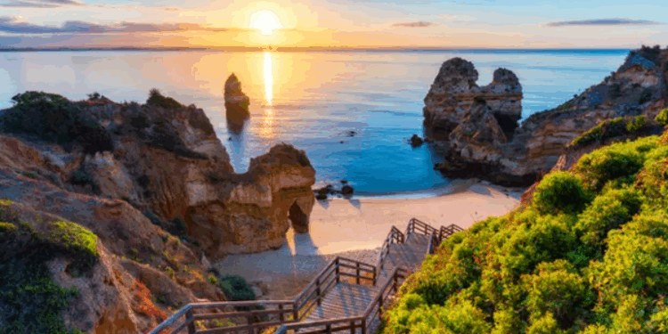 Verão começa em Portugal com dias quentes e enxurrada de turistas pelo país