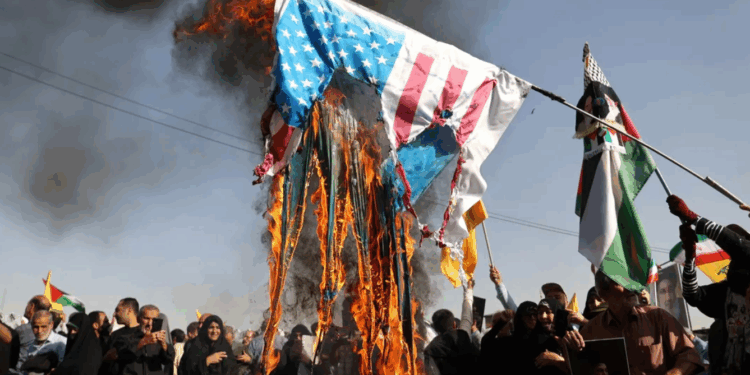 Irã ameaça retaliar: “Todo americano na região é um alvo”, diz TV estatal após ataque dos EUA