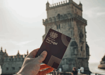 Passaporte vermelho cada dia mais distante: imigrantes agora terão que viver 10 anos em Portugal para obter cidadania portuguesa