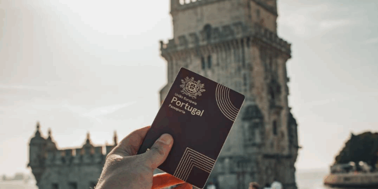 Passaporte vermelho cada dia mais distante: imigrantes agora terão que viver 10 anos em Portugal para obter cidadania portuguesa