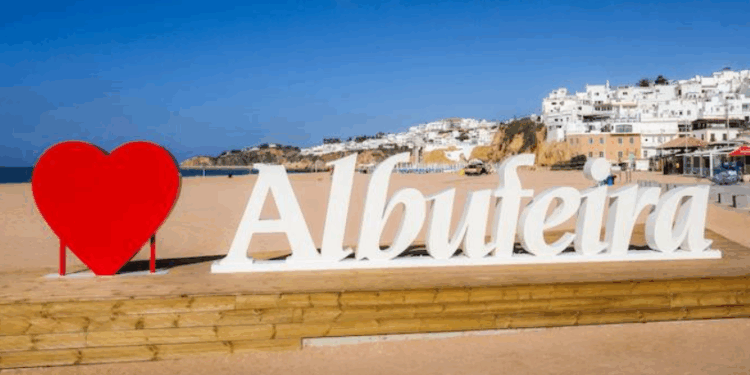 Em Albufeira, multa para quem andar de biquíni ou cuspir nas ruas pode chegar a 4 mil euros