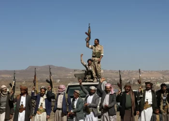 Houthis ameaçam atacar navios dos EUA após bombardeio no Irã