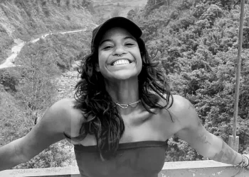 Brasileira de 26 anos é encontrada sem vida após cair de penhasco durante trilha no vulcão Rinjani, Indonésia