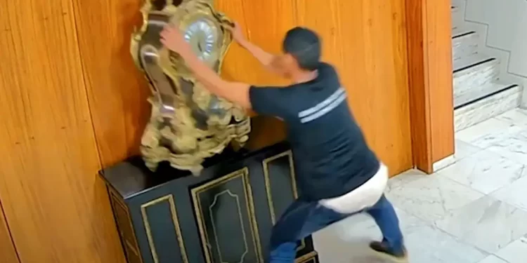 Justiça de Minas Gerais solta homem que quebrou relógio histórico em manifestações de 8 de janeiro