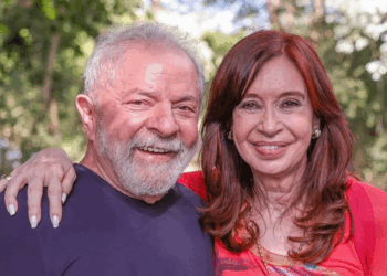 Lula visita Cristina Kirchner em prisão domiciliar na Argentina e evita encontro Milei