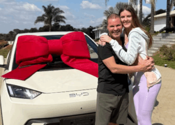 Sertanejo Eduardo Costa presenteia filha Maria Eduarda com carro zero km