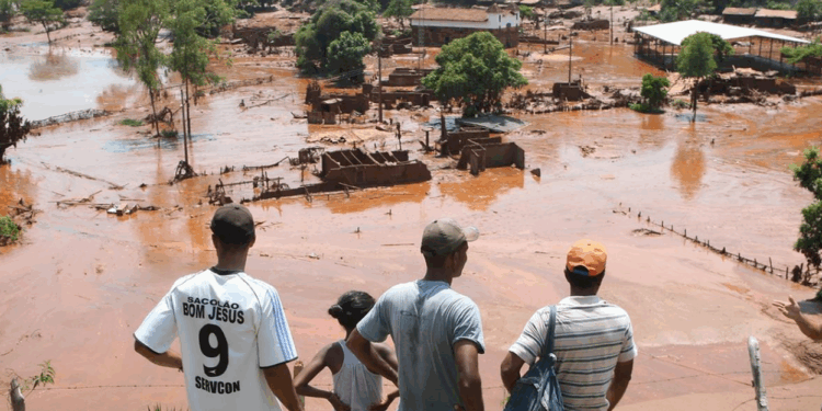Tragédia de Mariana: atingidos começam a receber auxílio mensal após 10 anos do rompimento da barragem