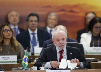 Lula critica FMI e Banco Mundial e cobra reforma em instituições globais durante cúpula do Brics