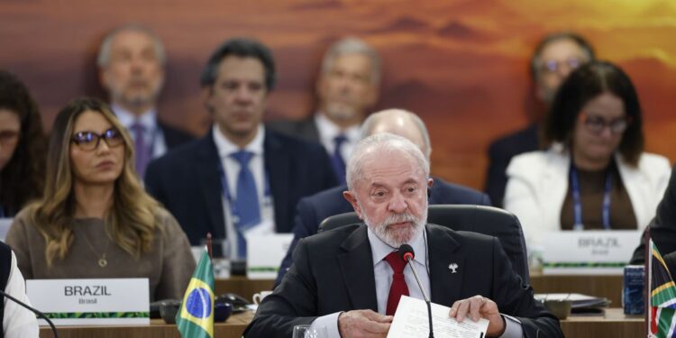 Lula critica FMI e Banco Mundial e cobra reforma em instituições globais durante cúpula do Brics