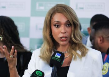 Erika Hilton pede ao STF bloqueio das contas de Eduardo Bolsonaro