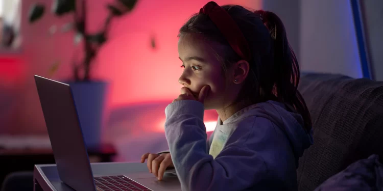 Câmara dos Deputados analisa projetos para proteger crianças na internet