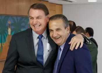 Pastor Silas Malafaia é proibido de se comunicar com Bolsonaro e de deixar o Brasil