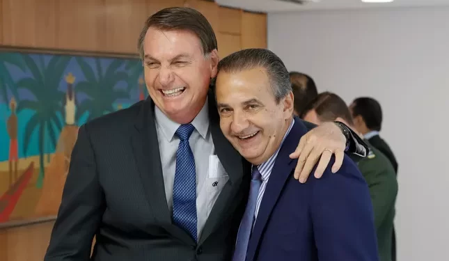 Pastor Silas Malafaia é proibido de se comunicar com Bolsonaro e de deixar o Brasil