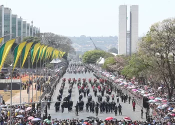 No 7 de Setembro, Lula fala em soberania e público protesta contra anistia