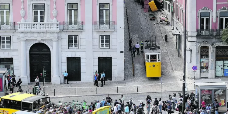 Cabo rompido foi a causa de acidente com bondinho em Portugal que matou 16 pessoas