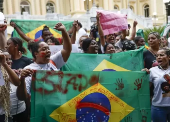 Moradores do Alemão e da Penha protestam contra mortes em operação