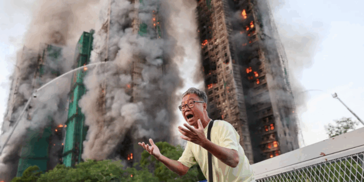 Incêndio em Hong Kong mata 128 e abala o país. Mais de 200 pessoas seguem desaparecidas