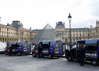 Roubo no Louvre: polícia francesa prende cinco suspeitos dez dias após assalto milionário
