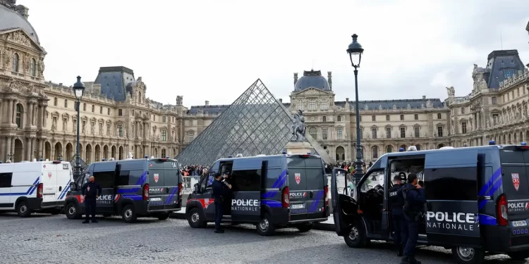 Roubo no Louvre: polícia francesa prende cinco suspeitos dez dias após assalto milionário