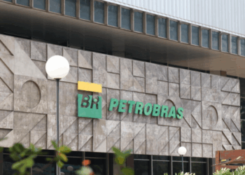 Funcionários da Petrobras entram em greve por tempo indeterminado