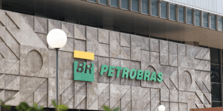 Funcionários da Petrobras entram em greve por tempo indeterminado