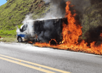 Ambulância pega fogo durante atendimento a vítima de acidente em Minas Gerais