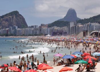 Operação Tatuí; Bebidas destiladas são encontradas enterradas em areia na praia de Copacabana