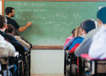 Minas Gerais consolida liderança na educação em 2026 com foco em tecnologia e ensino integral