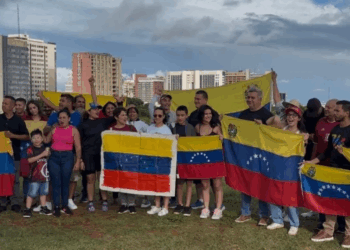 Venezuelanos realizam ato em Brasília para comemorar captura de Maduro